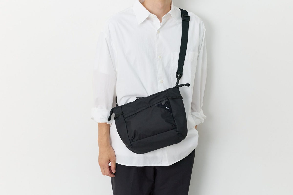 CIE シー FLOW フラットショルダーバッグ（L） 022108